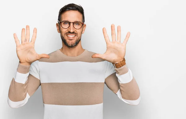 Homem Bonito Com Barba Vestindo Roupas Casuais Óculos Mostrando Apontando — Fotografia de Stock