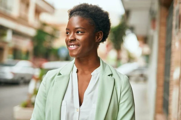 Joven Mujer Negocios Afroamericana Sonriendo Feliz Pie Ciudad — Foto de Stock