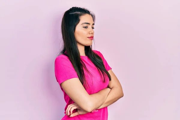 Gadis Hispanik Muda Mengenakan Kaos Merah Muda Kasual Melihat Samping — Stok Foto