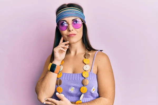 Joven Morena Vestida Bohemio Estilo Hippie Cara Seria Pensando Pregunta — Foto de Stock