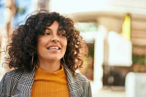 Ung Latinamerikansk Affärskvinna Ler Lycklig Stående Vid Staden — Stockfoto