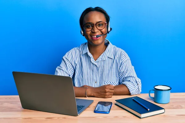 Jovem Africana Vestindo Fone Ouvido Agente Call Center Com Sorriso — Fotografia de Stock