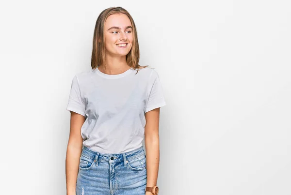 Schöne Junge Blonde Frau Lässigem Weißem Shirt Die Mit Einem — Stockfoto