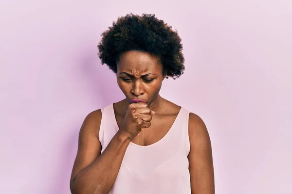 Jonge Afro Amerikaanse Vrouw Draagt Casual Mouwloos Shirt Voelt Zich — Stockfoto