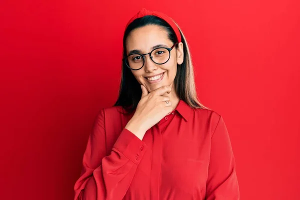 Mujer Hispana Joven Vestida Con Ropa Casual Gafas Sonrientes Mirando —  Fotos de Stock