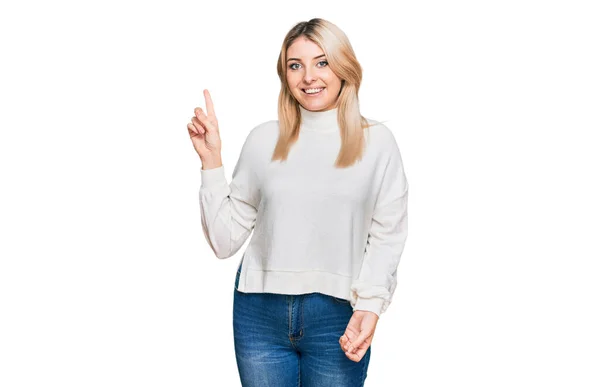 Junge Kaukasische Frau Lässigem Winterpullover Mit Einem Breiten Lächeln Gesicht — Stockfoto