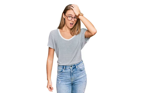 Gündelik Giysiler Gözlük Takan Genç Güzel Bir Sarışın Kadın Yanlışlıkla — Stok fotoğraf