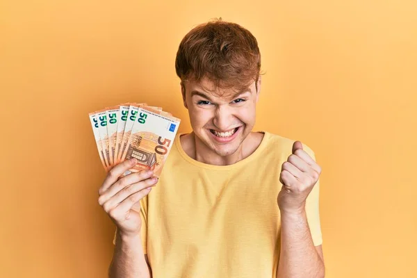 Jonge Kaukasische Man Met Eurobiljetten Die Trots Schreeuwden Overwinning Het — Stockfoto