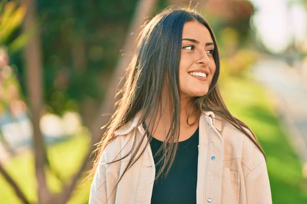 Joven Chica Hispana Sonriendo Feliz Pie Parque —  Fotos de Stock