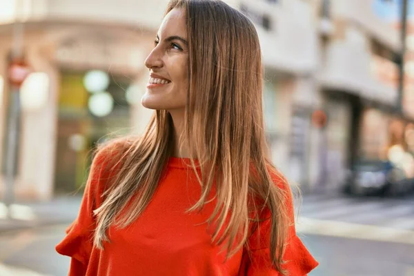 Joven Mujer Hispana Sonriendo Feliz Pie Ciudad — Foto de Stock