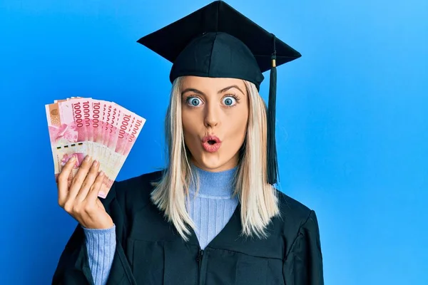 Hermosa Mujer Rubia Con Gorra Graduación Bata Ceremonia Que Sostiene — Foto de Stock