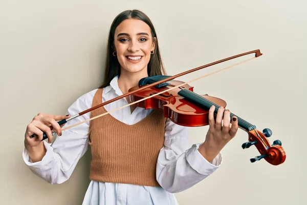 Beautiful Brunette Young Woman Playing Violin Smiling Happy Cool Smile — Stock Photo, Image