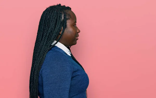 Jonge Zwarte Vrouw Met Vlechten Dragen Casual Kleding Zoek Naar — Stockfoto