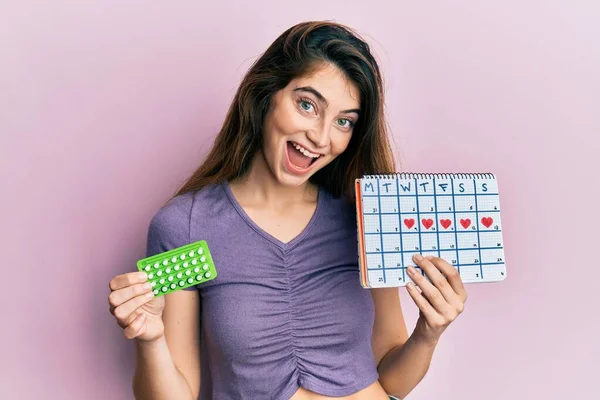 Jonge Blanke Vrouw Die Anticonceptiepillen Menstruatiekalender Vasthoudt Lachend Hard Lachend — Stockfoto
