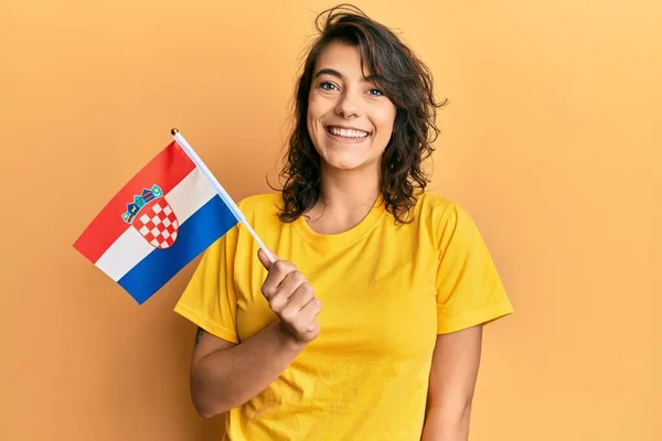 Junge Hispanische Frau Mit Kroatischer Fahne Sieht Positiv Und Glücklich — Stockfoto