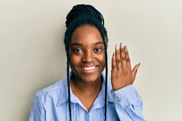 Африканская Американка Плетеными Волосами Обручальном Кольце Выглядит Позитивно Счастливо Стоя — стоковое фото