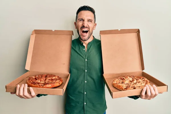 Jóképű Szakállas Férfi Két Olasz Pizzát Tart Mosolyog Hangosan Nevet — Stock Fotó