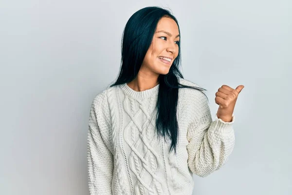 Mulher Hispânica Bonita Vestindo Camisola Inverno Casual Sobre Fundo Branco — Fotografia de Stock