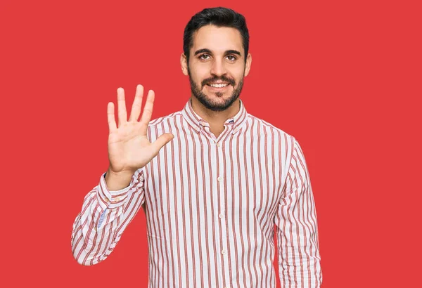 Mladý Hispánec Obchodní Košili Ukazující Ukazující Prsty Číslo Pět Usmívající — Stock fotografie