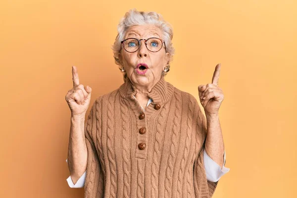 Senior Grey Haired Woman Wearing Casual Clothes Glasses Amazed Surprised — Stock Photo, Image