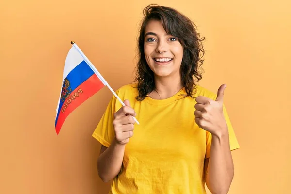 Jonge Latijns Amerikaanse Vrouw Met Russische Vlag Glimlachend Gelukkig Positief — Stockfoto