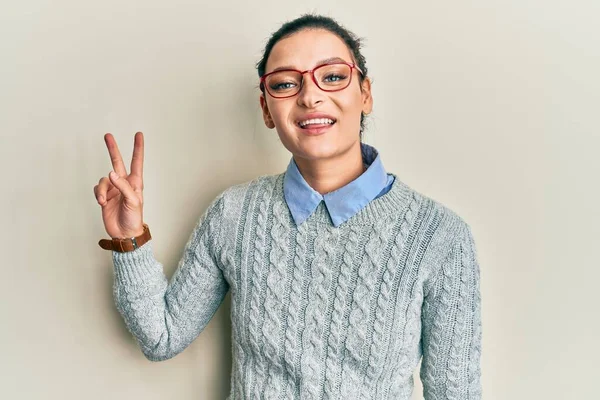 Jonge Blanke Vrouw Casual Kleren Een Bril Glimlachend Naar Camera — Stockfoto