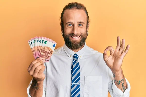 Hombre Negocios Guapo Con Barba Pelo Largo Sosteniendo Racimo Billetes —  Fotos de Stock