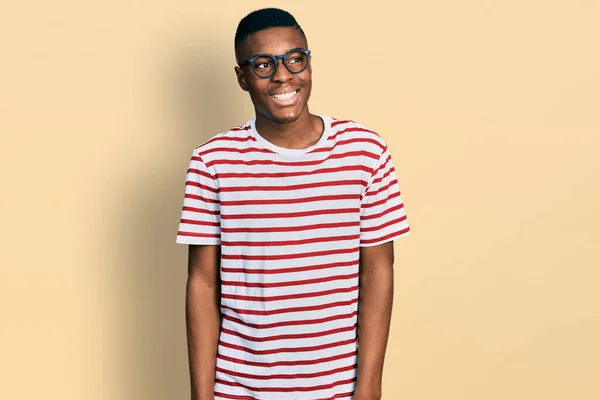 Ung Afrikansk Amerikan Man Bär Casual Skjorta Och Glasögon Tittar — Stockfoto