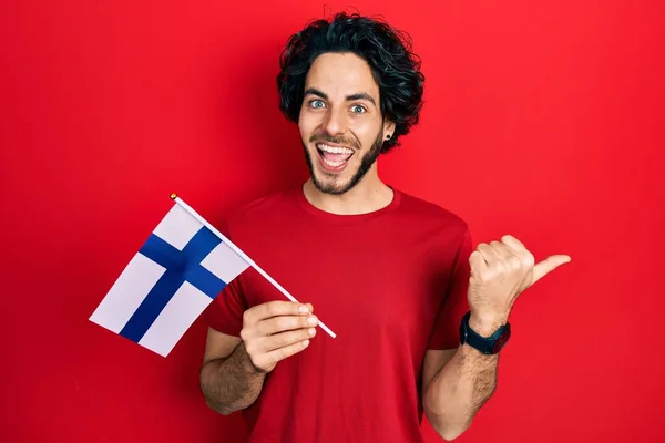 Finlandiya Bayrağını Tutan Yakışıklı Ağzı Açık Gülümseyen Gülümseyen Bir Spanyol — Stok fotoğraf