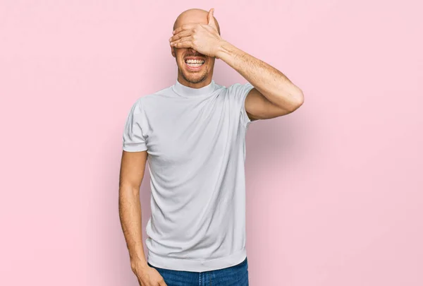 Homem Careca Com Barba Vestindo Camiseta Branca Casual Sorrindo Rindo — Fotografia de Stock