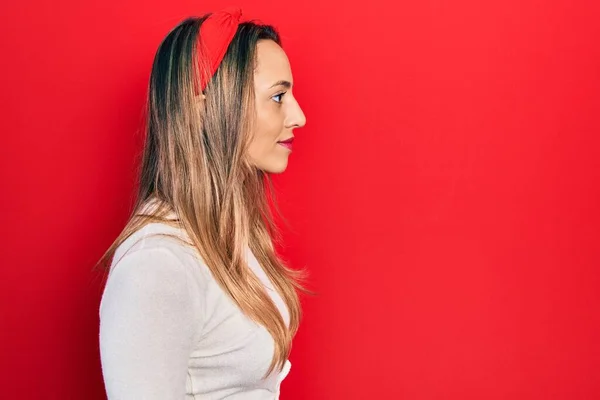 Güzel Spanyol Kadın Kırmızı Diyadem Giyiyor Yan Tarafa Bakıyor Rahat — Stok fotoğraf