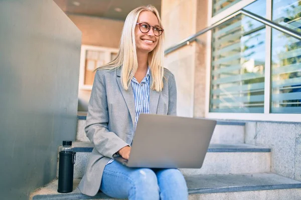 Junge Blonde Geschäftsfrau Lächelt Glücklich Und Arbeitet Mit Laptop Auf — Stockfoto