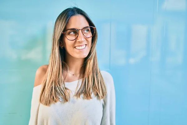 Joven Mujer Caucásica Sonriendo Feliz Caminando Ciudad — Foto de Stock