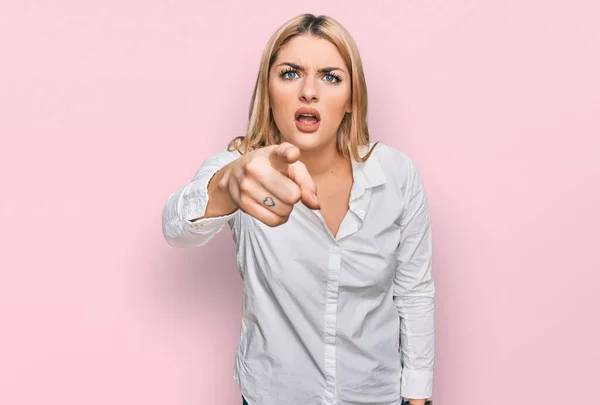 Young Caucasian Woman Wearing Casual Clothes Pointing Displeased Frustrated Camera — Stock Photo, Image