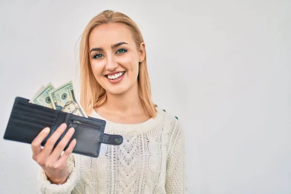 Joven Chica Rubia Sonriendo Feliz Sosteniendo Cartera Con Dólares Pie — Foto de Stock