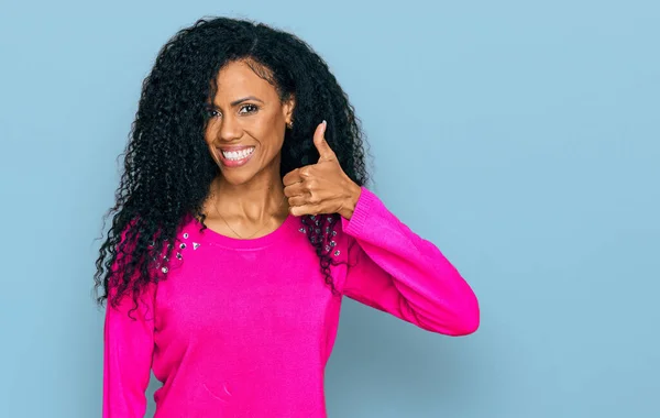 Donna Afro Americana Mezza Età Che Indossa Abiti Casual Facendo — Foto Stock