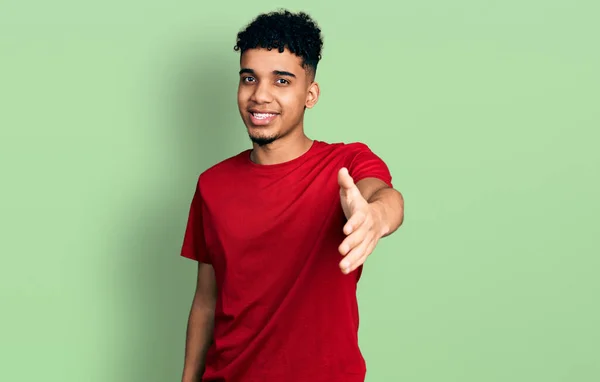 Jovem Afro Americano Vestindo Casual Camiseta Vermelha Sorrindo Amigável Oferecendo — Fotografia de Stock