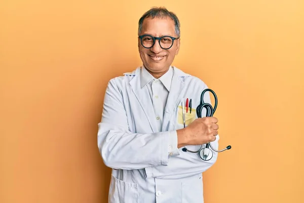 Індійський Чоловік Середнього Віку Пальто Лікаря Тримає Стетоскоп Посміхається Щасливою — стокове фото