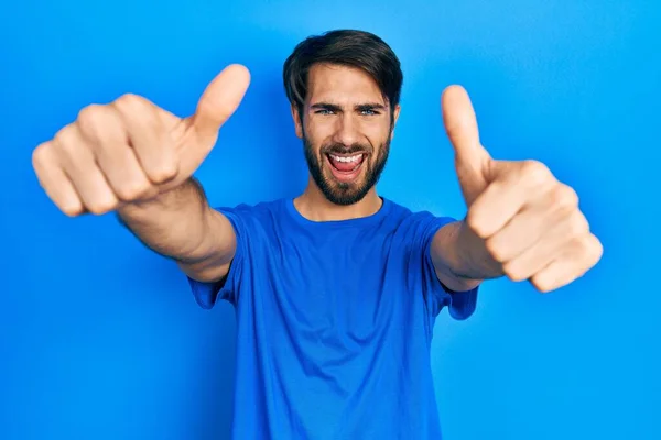 Joven Hombre Hispano Usando Ropa Casual Aprobando Hacer Gesto Positivo —  Fotos de Stock