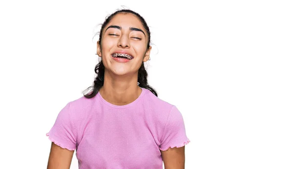 Adolescenta Hispanica Aparate Dentare Purtand Haine Casual Zâmbind Râzând Tare — Fotografie, imagine de stoc
