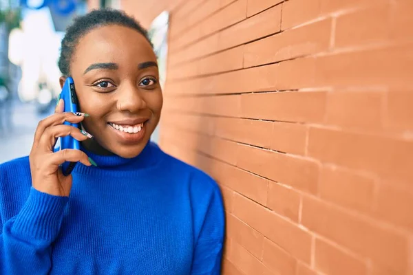 Young African American Woman Smiling Happy Talking Smartphone City — Stock Photo, Image