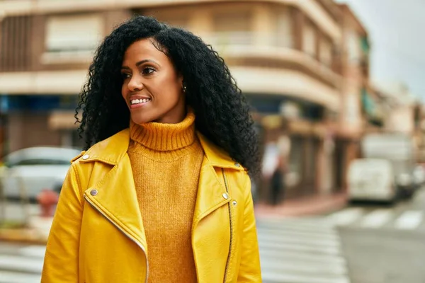 Mujer Afroamericana Mediana Edad Sonriendo Feliz Pie Ciudad —  Fotos de Stock