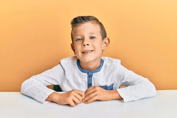 Förtjusande Kaukasiska Unge Klädd Avslappnade Kläder Sittande Bordet Med Ett — Stockfoto