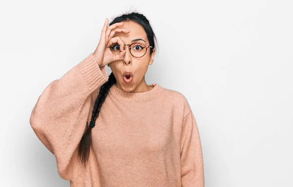 Молодая Латиноамериканка Повседневной Одежде Очках Делает Нормальный Жест Шокированный Удивленным — стоковое фото