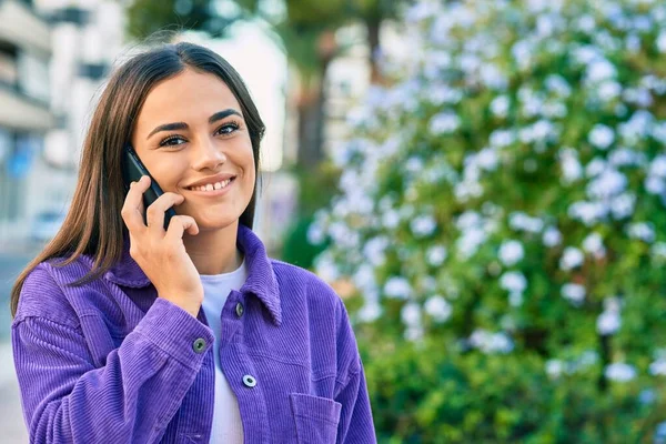 Genç Spanyol Kadın Gülümsüyor Parktaki Akıllı Telefondan Konuşarak Mutlu Oluyor — Stok fotoğraf