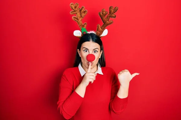 Jeune Femme Hispanique Portant Chapeau Noël Cerf Nez Rouge Demandant — Photo