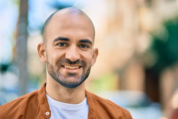 Young Hispanic Bald Man Smiling Happy Standing City — Stock Photo, Image