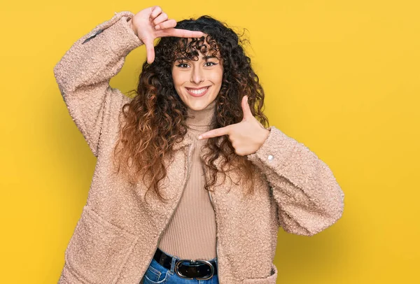 Chica Hispana Joven Con Ropa Invierno Sonriente Haciendo Marco Con —  Fotos de Stock