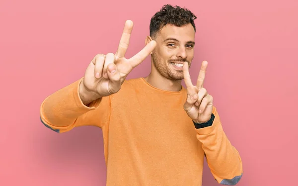 Jovem Hispânico Vestindo Roupas Casuais Sorrindo Olhando Para Câmera Mostrando — Fotografia de Stock