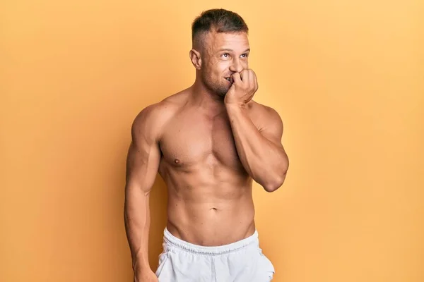 Hombre Musculoso Guapo Parado Sin Camisa Mirando Estresado Nervioso Con — Foto de Stock